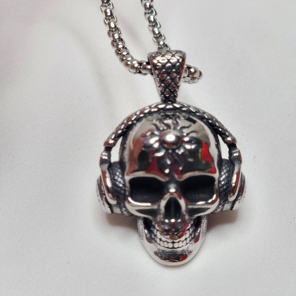 Stainless Steel Skull Necklace w/ Headphones and Sun Detail Chain Incl NWOT - Picture 9 of 9